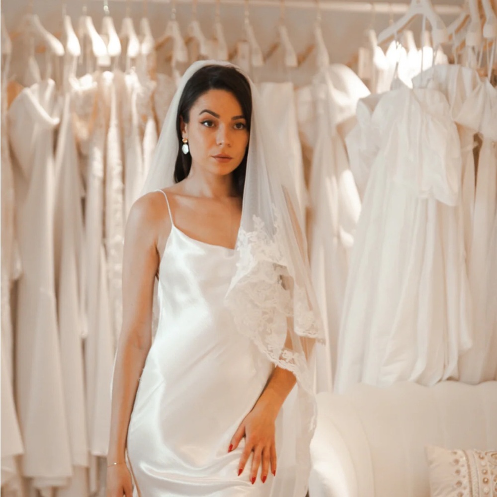 Elegant White Bridal Veil never worn. Lace trim, two tier